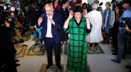 ناشطة"مسلمة" تقيم صلاة مختلطة تتخللها موسيقى وتخطب الجمعة وسط مسجد"لا حول و لا قوة الا بالله"