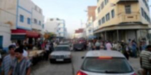 الحسيمة: مواجهات قوية بين محتجين و العناصر الأمنية، و الأخيرة تطارد النشطاء بين الدروب و الأزقة.