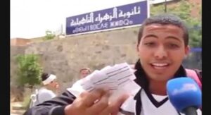 خطير وبالفيديو: تلاميذ يطالبون بالسماح لهم بالغش في امتحانات الباكالوريا