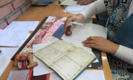 تلاميذ يطالبون بإعفائهم من أداء واجبات "التمبر" بالمقاطعات ويعتبرون الأمر غير قانوني