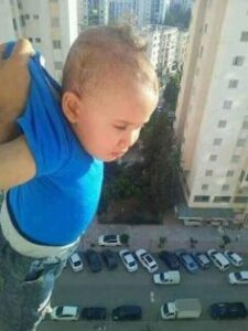 السجن لعشريني عرض حياة رضيع للخطر بسبب “سيلفي” مجنون – صورة 11 unnamed 4 6 236x315