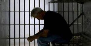 أب يتخلص من ابنه بطريقة مرّوعة…هذا ما فعله به أثناء نومه!