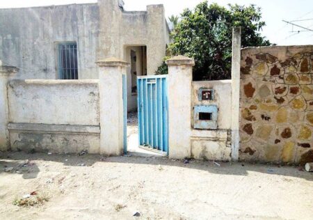 مساكن السكك الحديدية المهجورة تهدد سلامة المواطنين مساكن السكك الحديدية المهجورة تهدد سلامة المواطنين