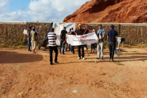 معطلو سيدي إفني يواصلون اعتصامهم بميناء المنطقة