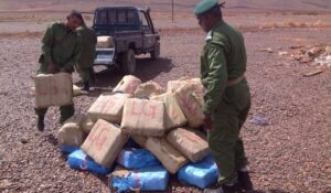 فضيحة:الكاميرا تفضح “كولونيل” تورط في تهريب الحشيش باستعمال سيارة “الخدمة” و هكذا افتضح أمره