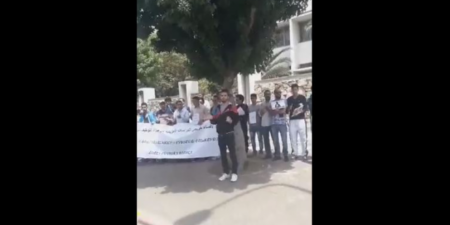 خريجو شعبة الأمازيغية ينظمون وقفة إحتجاجية بأكادير ضد إقصاء الأمازيغية من مباراة التوظيف بالعقدة