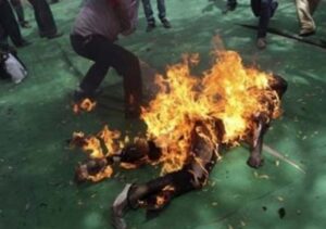 خطير:عصابة تحرق مواطنا مغربيا بسبب الحشيش