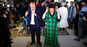 القصة الكاملة للمرأة التي تؤم الرجال وتلقي خطبة الجمعة وسط فاصل موسيقي بين الخطبتين !! 6 يمنية