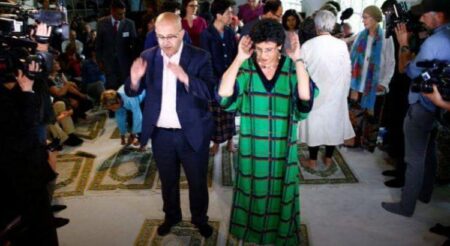 القصة الكاملة للمرأة التي تؤم الرجال وتلقي خطبة الجمعة وسط فاصل موسيقي بين الخطبتين !!