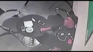 بالفيديو .. وفاة شرطي وهو جالس في مقهى