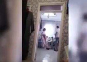 “مسخوط” يعتدي على والديه بالكلام الفاحش من أجل الحصول على المال