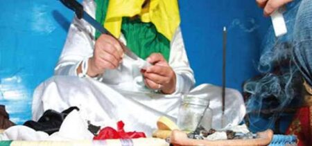 زوج حاول قتل "شوافة" شك في وضعها له سحر لم يمكنه من الدخول على زوجته