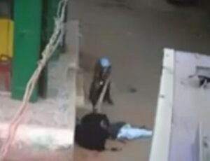 أب يقتل ابنه بطريقة بشعة بعدما وقف في وجهه مانعا إياه من الاعتداء على والدته