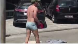 بالفيديو:مخزني تجرد من ملابسه بالكامل و يصرخ بصوت مرتفع:“وا المغرب زيرو”