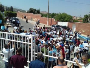 الساكنة تستقبل رئيس الحكومة والوفد الوزاري المرافق له بالاحتجاجات وشعار “ارحل”