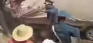 بالفيديو:دركيون ينقذون لصا من قبضة مواطنين كادوا يقتلونه