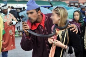 إيقاف «مرشد سياحي» قبّل سائحة صينية