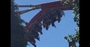 (+فيديو)تعطل لعبة ملاهي يترك الركاب مقلوبين رأسا على عقب