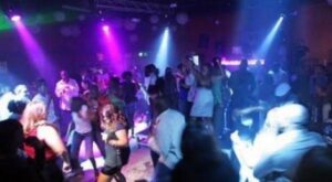 صادم ومؤثر: القاصر الذي قتل حبيبته داخل ملهى ليلي انتظر بباب المستشفى لعلها تتعافى ويطمئن عليها ففوجئ أنها ماتت