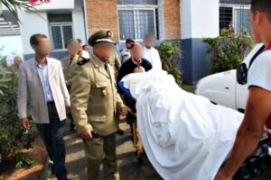 ابن شخصية نافذة مقربة من رئيس البلدية يسقط “مخزني” بلكمة قوية داخل مقر عمله ويرسله إلى المستعجلات في حالة حرجة