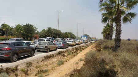 اختناق مروري رهيب على مستوى مدخل أورير بسبب شاحنة محملة ب"الكرافيط"و مصطافون يستغيثون