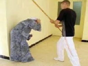 شاب يضرب والده ب”قادوس” وهذا ما هدد به والديه