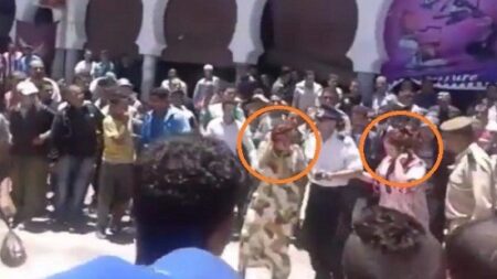 بالفيديو:قضية “صاية إنزكان التي أثارت ضجة كبيرة تعود إلى الواجهة..شباب هاجموا فتاة بسبب ارتدائها لملابس ضيقة