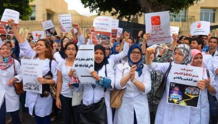 بنكيران يهاجم أساتذة الطب: تتقاضون 5 المليون و"مخدامين ما والو"