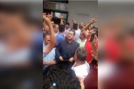 الأمن “يقتحم” نقابة الاستقلال وشباط ونجليه يرابطون أمام مدخلها الأمن “يقتحم” نقابة الاستقلال وشباط ونجليه يرابطون أمام مدخلها