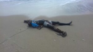 مهاجر افريقي يلفظ أنفاسه فوق جسد عشيقته بحي السلام والأخيرة تتخلص من جثته بشاطئ المدينة