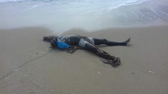 مهاجر افريقي يلفظ أنفاسه فوق جسد عشيقته بحي السلام والأخيرة تتخلص من جثته بشاطئ المدينة