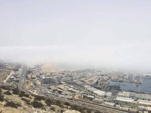 أكادير تخلق الاستثناء وطنيا… وتستقبل زوارها بالضباب والبرودة المنتعشة