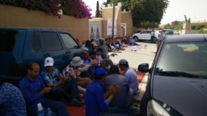 ضحايا الحركة الانتقالية ينفدون اعتصاما أمام مبنى مديرية تزنيت