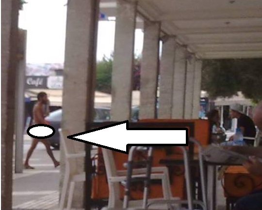 مختل عقليا يجوب شوارع أكادير كما خلقته “أمه”