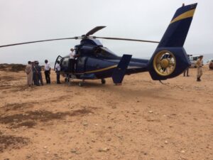 عااجل بأكادير بالصور:مروحية تقل 4 أشخاص يحملون الجنسية الفرنسية والطوغولية تهبط بشاطئ أكادير بشكل فجائي تستنفر أجهزة الدرك الملكي 11 2 16