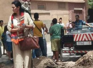 مستشارة جماعية بتارودانت تعتصم أمام “طراكس” للحيلولة دون اقتلاع أشجار النخيل بالمدينة والعامل يتدخل