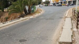 خطير:قنطرة  بقلب أكادير تهدد سلامة الراجلين ومستعملي الطريق والمجلس البلدي يتفرج