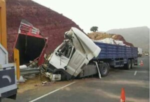 مصرع سائق شاحنة ضخمة انقلبت في منعرج خطير بطريقة مروعة وهذه هي التفاصيل 6 2 28