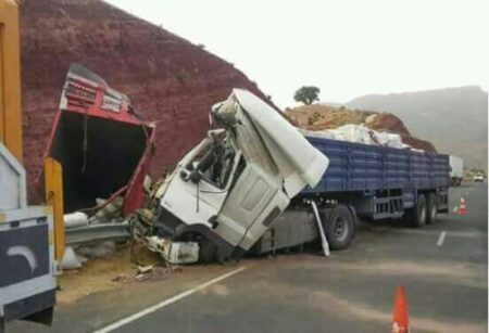 مصرع سائق شاحنة ضخمة انقلبت في منعرج خطير بطريقة مروعة وهذه هي التفاصيل مصرع سائق شاحنة ضخمة انقلبت في منعرج خطير بطريقة مروعة وهذه هي التفاصيل