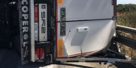 انقلاب شاحنة انطلقت من أكادير بالطريق السيار وسائقها ينجو بأعجوبة من موت محقق