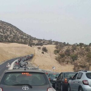 اختناق مروري بمدخل الطريق الثانوي “تغازوت/أورير” يثير استياء المصطافين