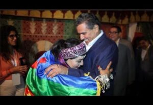 بالفيديو … مهرجان تيميتار بأكادير يشهد عناقا حارا بين تبعمرانت وأخنوش وزوجته