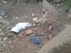 عااجل بالصور:فرار عصابة خطيرة للبحث عن الكنوز بضواحي أكادير والسلطات تحجز معدات ووسائل للتنقيب جد متطورة 4 4 2