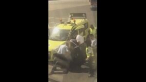 +فيديو:تنزيل مسافر مغربي بطريقة عنيفة من طائرة بمطار المنارة بمراكش 7 653232 649030762