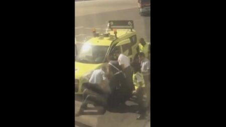 +فيديو:تنزيل مسافر مغربي بطريقة عنيفة من طائرة بمطار المنارة بمراكش +فيديو:تنزيل مسافر مغربي بطريقة عنيفة من طائرة بمطار المنارة بمراكش