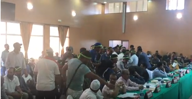 صور+فيديو: دورة إستثنائية للجماعة الترابية لانزكان و التجار يرفعون شعار”ارحل” في وجه المجلس