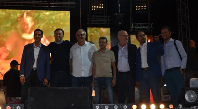 عمدة فرنسي يشيد بتزنيت و يرقص على انغام ” الروايس”