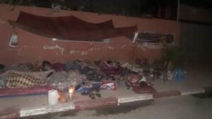 اشتوكة:الأساتذة المتضررون يعتصمون أمام المديرية الاقليمية احتجاجا على اقصائهم من الحركة الانتقالية