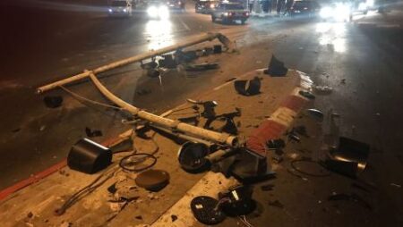 سائق مخمور يتسبب في اقتلاع عمود إشارة ضوئية بالدشيرة سائق مخمور يتسبب في اقتلاع عمود إشارة ضوئية بالدشيرة