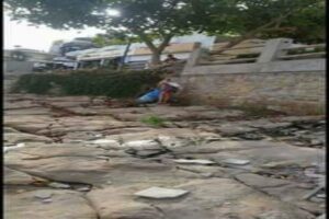 (+صور).سابقة بأكادير: سياح أجانب يقومون بحملة نظافة لإزالة ما أفسده بعض المصطافين بشاطئ تغازوت.